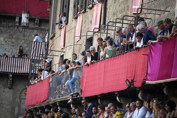 El Palio de Siena (Palio di Siena) es una carrera de caballos de origen medieval que enfrenta a los distritos de la ciudad italiana dos veces al año. La primera del año se celebra el 2 de julio (Palio di Provenzano) y la segunda el 16 de agosto (Palio del