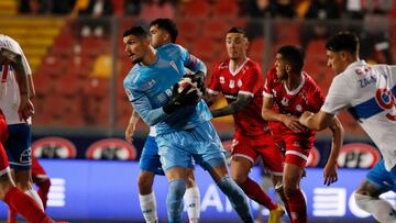 Futbol, Universidad Catolica vs Union La Calera.
Fecha 15, campeonato Nacional 2023.
El jugador de Universidad Catolica Matias Dituro, icentro, juega el balon contra Union La Calera durante el partido de primera division disputado en el estadio Santa Laura.
Santiago, Chile.
20/05/2023
Juan Eduardo Lopez/Photosport
Football, Universidad Catolica vs Union La Calera.
15th date, 2023 National Championship.
Universidad Catolica's player Matias Dituro, center, play the ball against Union La Calera during the first division match at the Santa Laura stadium.
Santiago, Chile.
20/05/2023
Juan Eduardo Lopez/Photosport