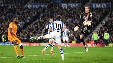 Lunin repele un remate de Oyarzbal en el minuto 49 del partido de ida en el Reale Arena en la eliminatoria que enfrentó a Real Sociedad y Real Madrid en la Copa del Rey 2024-2025.