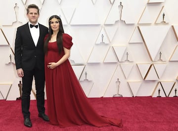 La actriz America Ferrara con un llamativo vestido rojo junto a su marido Ryan Piers Williams.