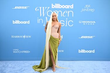 Tanner Adell posa en la alfombra roja de los premios 'Billboard Women in Music 2025'.