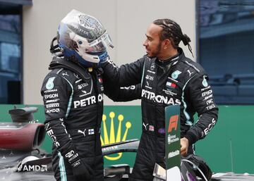 Valtteri Bottas felicitando a Hamilton tras su victoria en Turquía. 