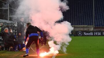 01 November 2020, Italy, Genoa: A pitch official removes a lit parachute flare that landed inside the stadium during the Italian Serie A soccer match between Sampdoria and Genoa at the Luigi Ferraris Stadium. Photo: Tano Pecoraro/LaPresse via ZUMA Press/d