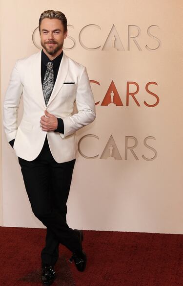 Derek Hough posa en la alfombra roja del Dolby Theatre.