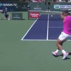 Todavía la está buscando Khachanov: 'passing' de maestro de Nadal