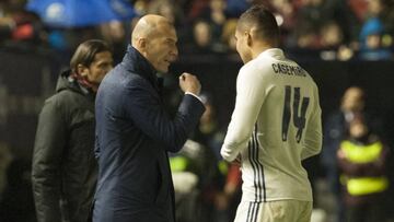 Casemiro hablando con Zidane.