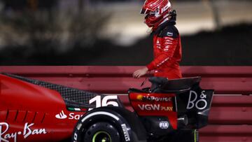 Leclerc abandona el Ferrari tras su avería durante el GP de Bahréin.