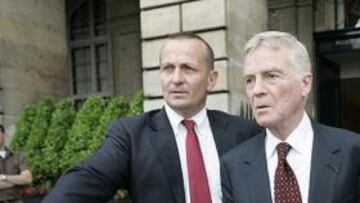 <b>TENSA SITUACIÓN. </b>Max Mosley entró en la Asamblea por una puerta trasera y salió por la principal fuertemente escoltado y sin hacer ningún tipo de declaración.