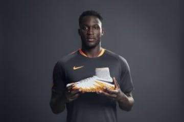 Nike mejoró su modelo para atacantes movedizos. La tecnología de Hypervenom II permite que los jugadores realicen con comodidad sus inesperados movimientos dentro del área.