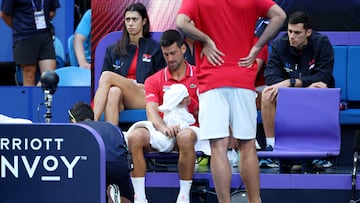 El tenista serbio Novak Djokovic se duele de su muñeca derecha durante su partido ante Alex de Minaur en la eliminatoria entre Serbia y Australia en la United Cup.