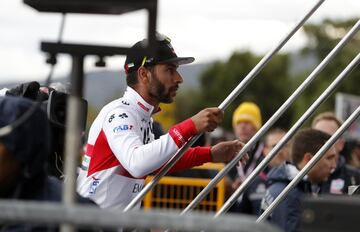 El ciclista colombiano se quedó con la tercera jornada del Giro de Italia tras la descalificación al corredor italiano por un movimiento ilegal en el sprint.