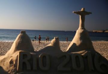 Escultura del Cristo de Corcovado en la playa de Copacabana en Río de Janeiro, Brasil.