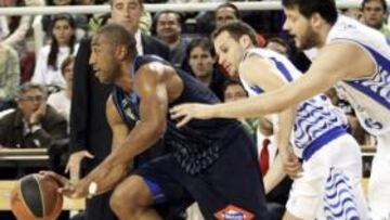 <b>A LA CARRERA. </b>Jayson Granger lanza uno de los contraataques del Asefa Estudiantes mientras Llompart e Ivanov le persiguen.