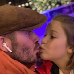 David Beckham es criticado en Inglaterra por besar los labios de su hija Harper