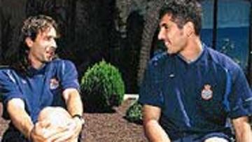 A Álex le cautiva el euskera, y a Gorka, el catalán. Ambos se imparten clases particulares durante sus ratos libres. Comparten habitación, y eso les facilita la tarea.