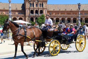 Aficionados del Barcelona y del Real Madrid disfrutan por las calles de Sevilla de las horas previas a la final de Copa. 