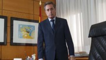 Santiago Menéndez recibe a AS en el despacho número 510 de Hacienda.