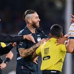 Sergio Ramos recibe su primera roja en México