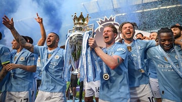 Kyle Walker, Kevin De Bruyne y Jack Grealish levantan el trofeo de la Premier League trophy después del partido contra el West Ham United en el Etihad Stadium el 19 de mayo de 2024 en Manchester.