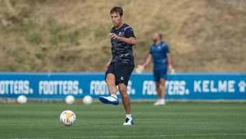 Tom&aacute;s Pina, jugador del Deportivo Alav&eacute;s, durante una sesi&oacute;n de entrenamiento.