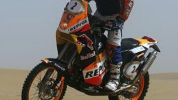 El español Marc Coma (Repsol) se rompió la muñeca y la clavícula izquierdas al sufrir una caída en la cuarta y última etapa del Rally de Cerdeña, puntuable para la Copa del Mundo de raids, cuando era el líder de la prueba.