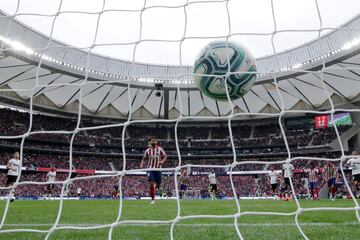 El jugador del Atlético de Madrid, Diego Costa, marca de penalti el 1-0 al Valencia. 