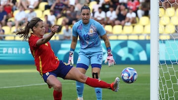 Spain's defender #04 Irene Paredes controls the ball next to Spain's goalkeeper #13 Cata Coll in the women's group C football match between Spain and Nigeria during the Paris 2024 Olympic Games at the La Beaujoire Stadium in Nantes on July 28, 2024. (Photo by ROMAIN PERROCHEAU / AFP)