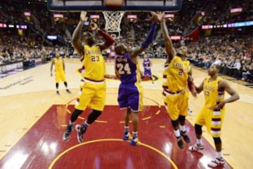 Kobe Bryant, LeBron y Kyrie Irving: tres genios en el aire.