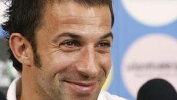 <b>PARTE COMO SUPLENTE.</b> Del Piero, que ha firmado una de sus mejores temporadas, con 21 goles en 37 encuentros de Liga, sabe que tiene complicado entrar como titular, porque Donadoni utiliza dos jugadores de banda (Mauro Camoranesi y Antonio di Natale) y un delantero centro nato, Luca Toni.