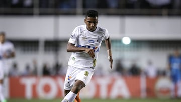 Rodrygo conduce el bal&oacute;n en un partido con el Santos