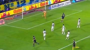 Este pudo ser un golazo de Carlos Palacios: ¡elegancia pura en la definición!