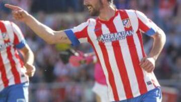 Raúl García celebra un gol con el Atlético.
