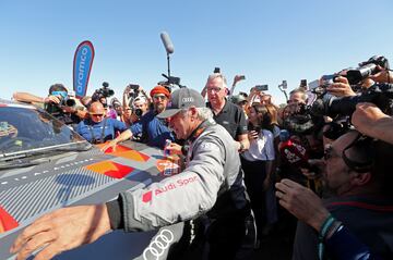 El veterano piloto español Carlos Sainz ganó, el agotador Rally Dakar por cuarta vez, convirtiéndose a los 61 años en el ganador de mayor edad de la carrera.