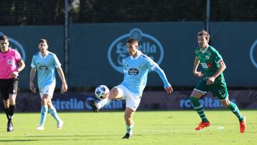 Manu Justo controla el bal&oacute;n durante el &uacute;ltimo partido disputado ante el Coruxo.