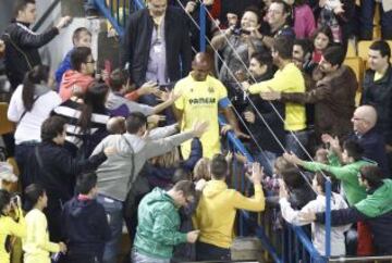 El futbolista hispano brasileño ha recibido un homenaje hoy por el Villarreal en un amistoso en El Madrigal con su actual equipo, el Cosmos de Nueva York.