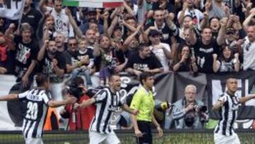 Vidal, Chiellini y Pandev celebran el tanto de penalti del chileno, que le daba el t&iacute;tulo liguero a la Juventus.