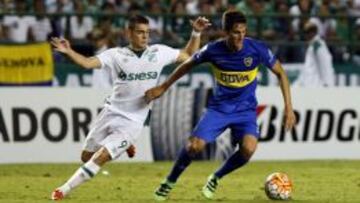 Rodrigo Betancur y Rafael Santos Borré luchan por un balón durante el encuentro de Copa Libertadores entre Deportivo Cali y Boca Juniors.