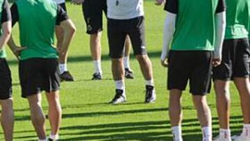 <b>ARENGA. </b>Héctor Cúper se dirige a sus jugadores en el último entrenamiento antes de viajar a Barcelona para enfrentarse hoy al líder de Primera, el Barcelona.