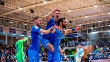 Los jugadores del Viña Albali Valdepeñas celebran un gol durante su partido contra InterMovistar en el Pabellón Virgen de la Cabeza.