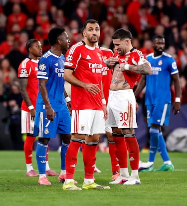 El defensa argentino, tras el lío con Prestianni, le enseña el tatuaje de la Copa del Mundo que ganó con Argentina.