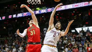 Apr 9, 2017; Atlanta, GA, USA; Atlanta Hawks forward Mike Muscala (31) and Cleveland Cavaliers forward Kevin Love (0) reach for a rebound in the fourth quarter at Philips Arena. The Hawks defeated the Cavaliers 126-125 in overtime. Mandatory Credit: Brett Davis-USA TODAY Sports