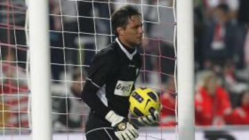 <b>DESEADO. </b>Diego Alves, debajo de los palos del estadio de los Juegos Mediterráneos.