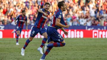 To&ntilde;o celebra su gol en el partido entre Levante y Alav&eacute;s.