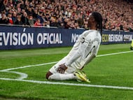 BILBAO, 03/12/2025.- El centrocampista francés del Real Madrid Eduardo Camavinga celebra el 0-2 conseguido durante el partido de la jornada 19 de LaLiga EA Sports entre el Athletic Club y el Real Madrid, disputado este miércoles en el estadio de San Mamés en Bilbao. EFE/Javier Zorrilla