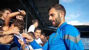 Rioja, con aficionados antes del playoff de ascenso entre el Alav¨¦s Alaves y Eibar, en Vitoria