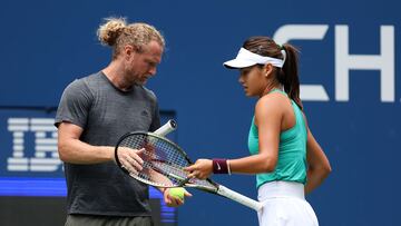 Emma Raducanu junto al 'coach' Dmitry Tursunov.