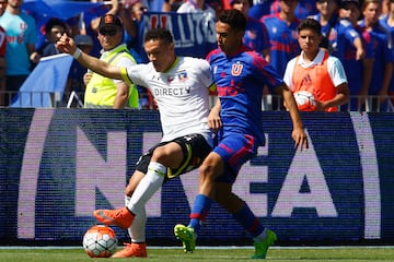 Bruno Miranda disputa el balón con Javier Reina, en el Superclásico del Clausura 2016.