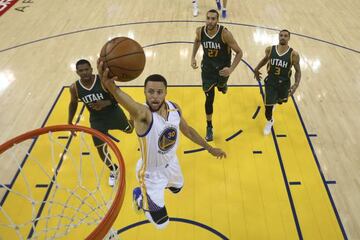 Stephen Curry lanza ante los Utah Jazz.