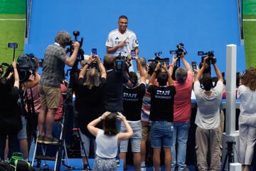 16 de julio de 2024 | El esperado fichaje francés se vistió de blanco en su presentación en el Santiago Bernabéu ante más de 75.000 personas.