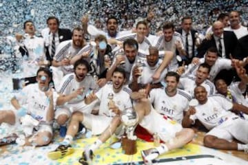 Los jugadores del Real Madrid celebran la consecución del título de liga.